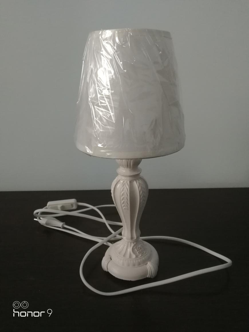 Лампа на прикроватную тумбочку.