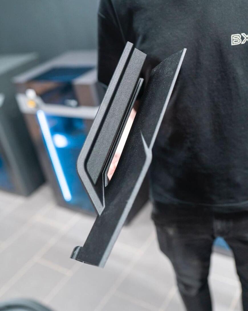 Напечатали сплиттер на Mercedes