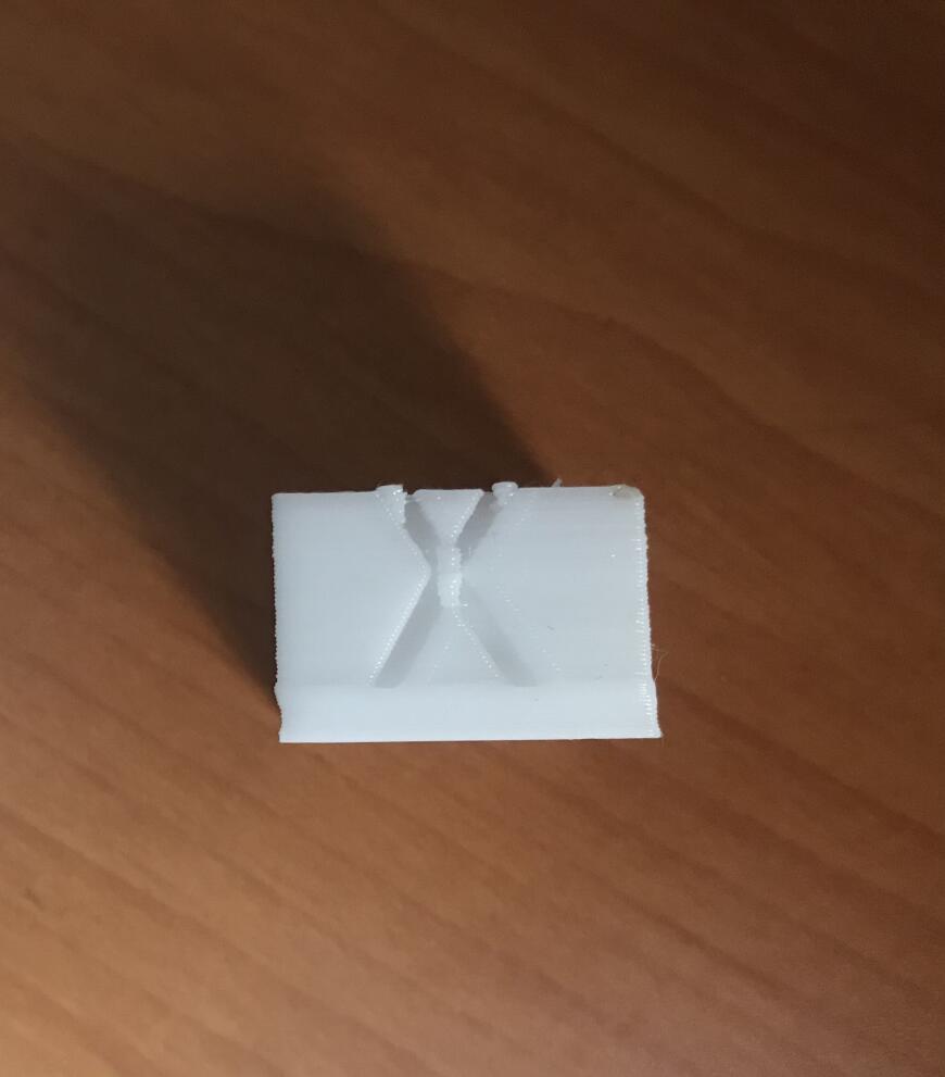 Небольшое смещение после первых слоёв Anycubic i3 mega s.