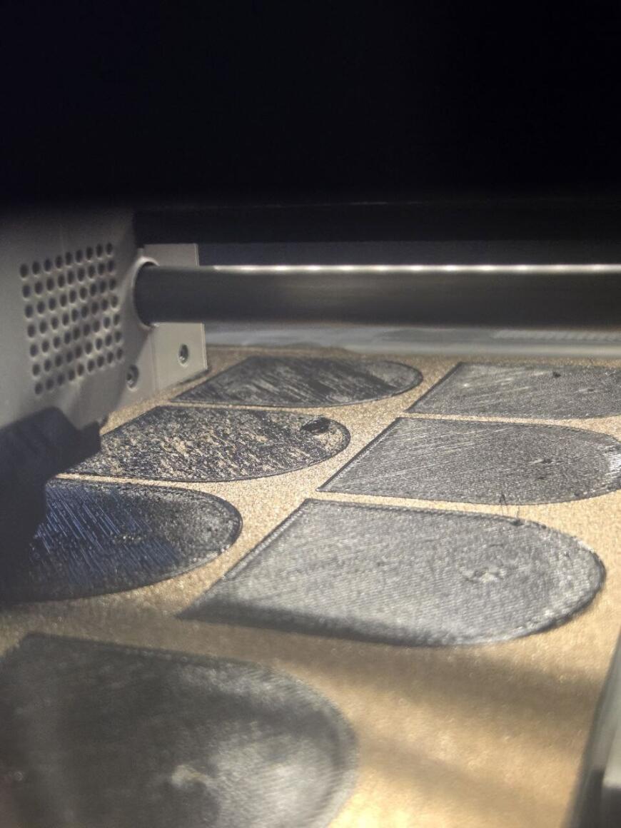 Bambulab p1s. Недоэкструзия. Проходы первого слоя не прилегают друг к другу.