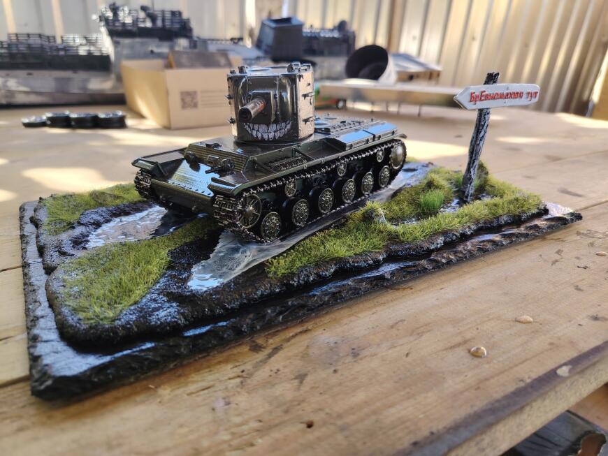 КВ-2 с медоедом