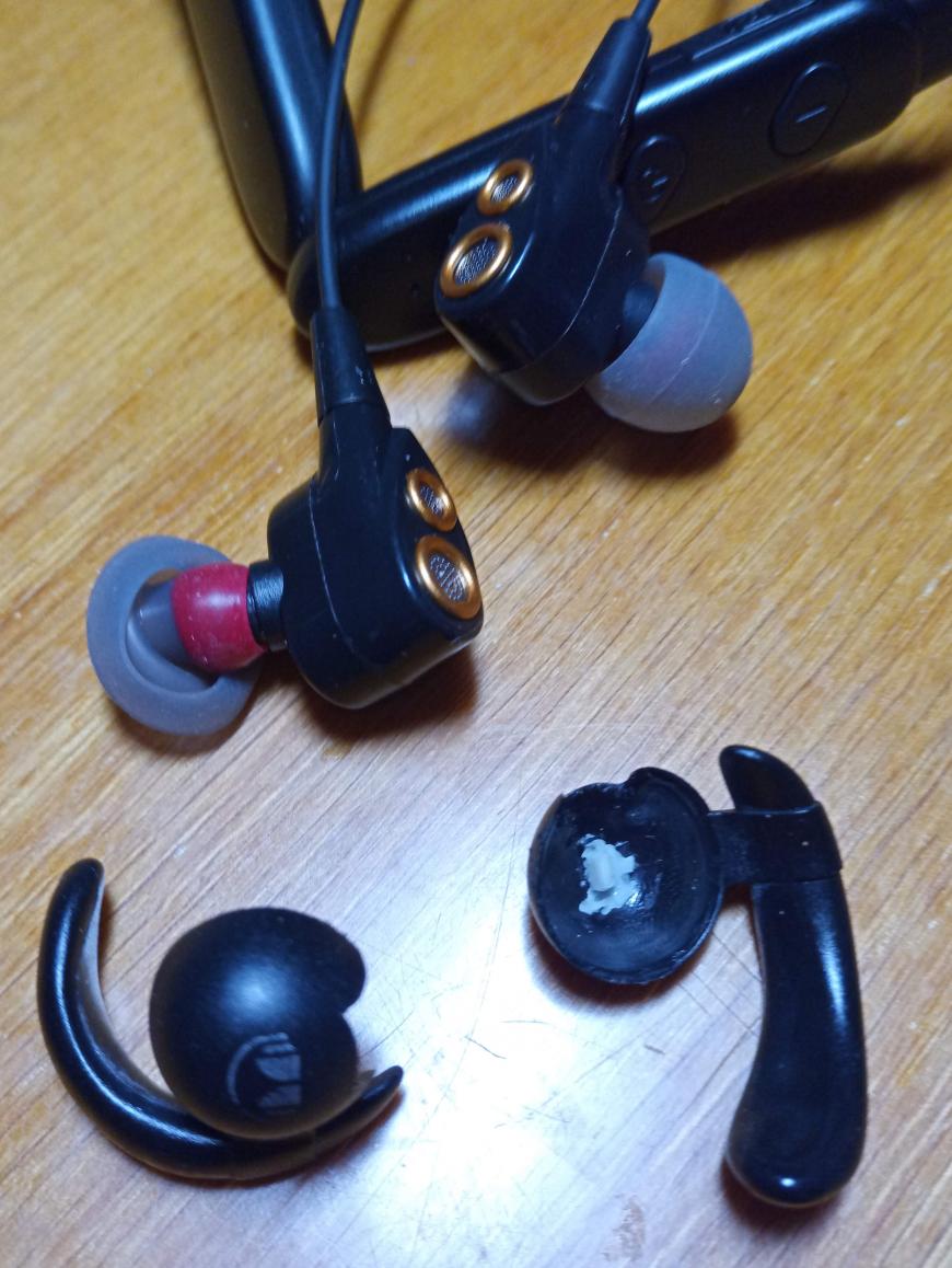Earhook For Earphones или Крюк для ушей