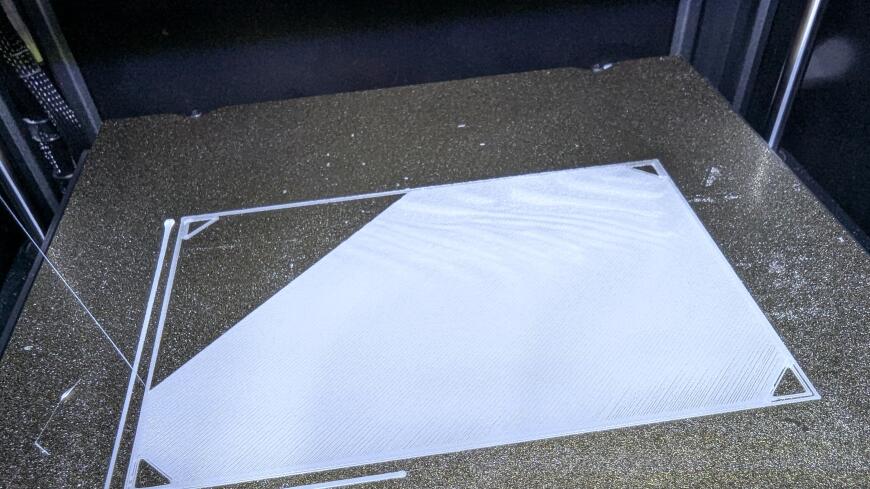 Неровная печать с первого слоя.