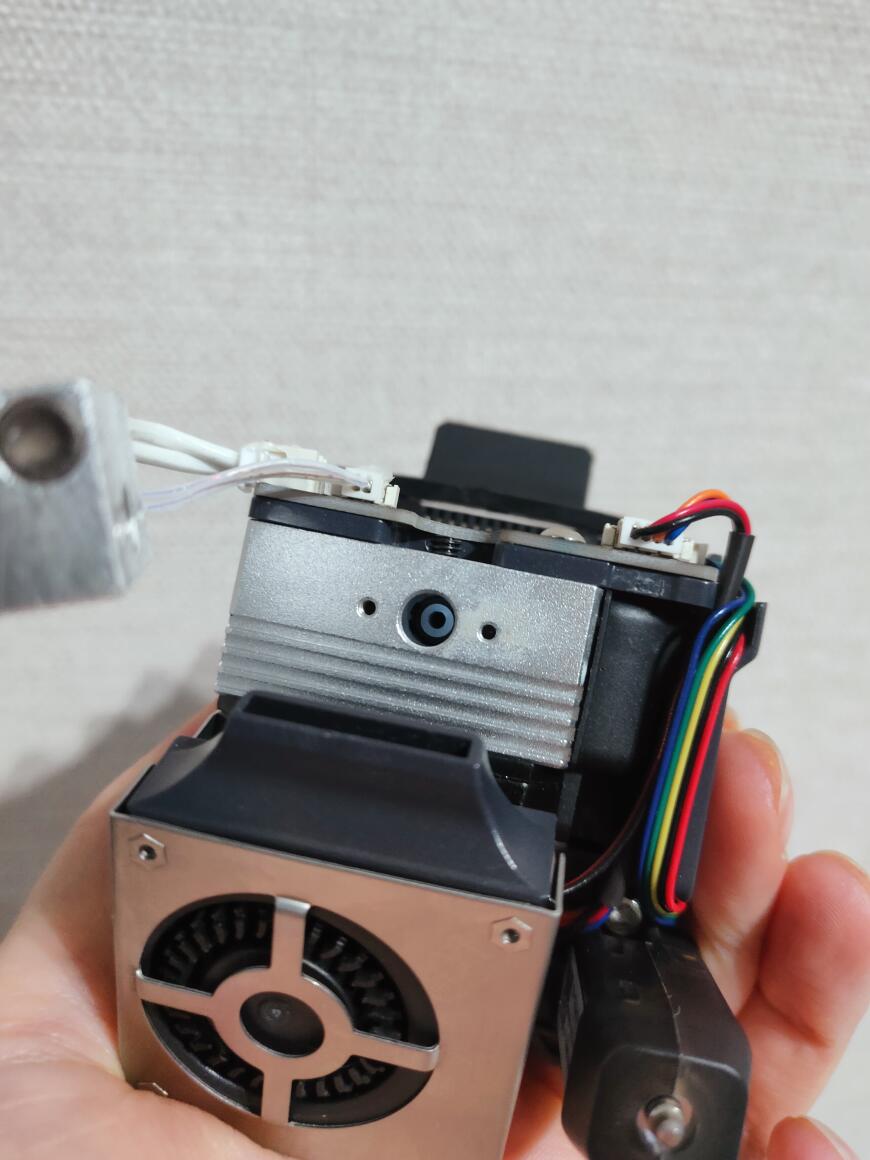 Застрял феломент в отверстии ender3 s1.