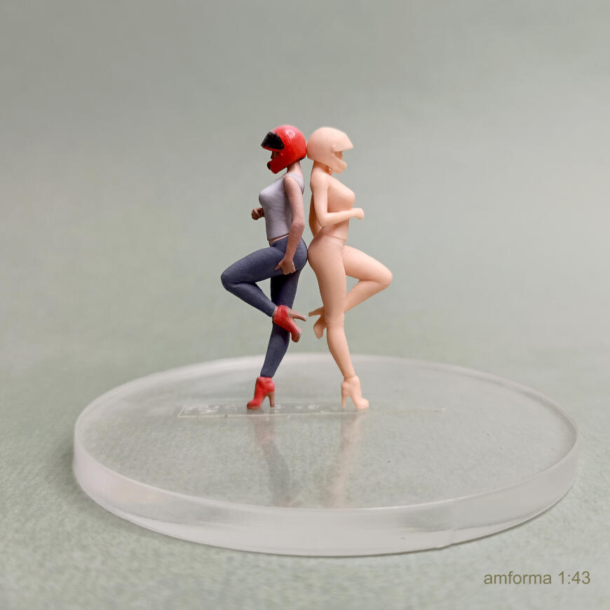 Девушка в мотошлеме. Девушка в мотошлеме.