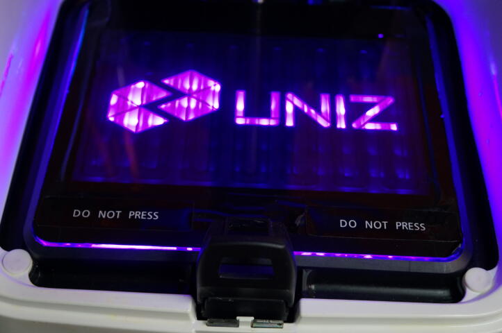 3D принтер SLA uniz slash plus для стоматологов