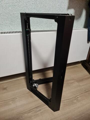 Anycubic Kossel - металлический корпус.