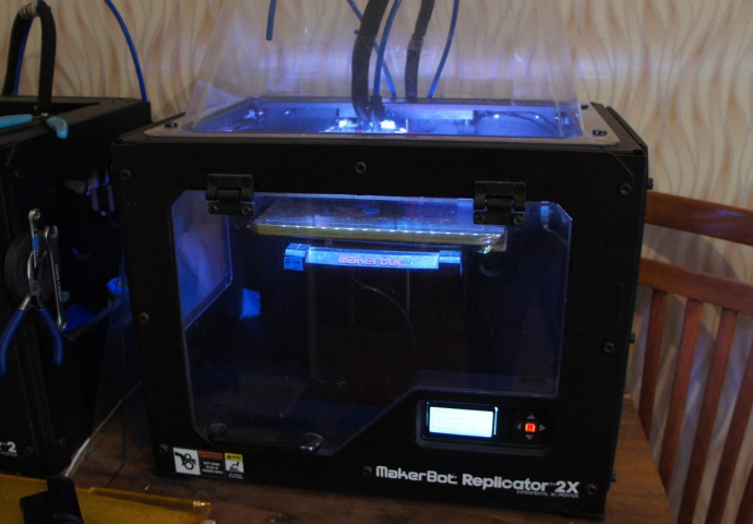 Продается MakerBot Replicator 2X в прекрасном состоянии 