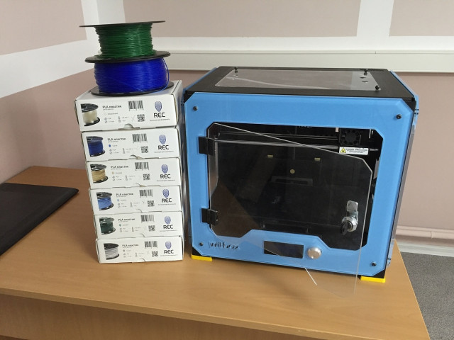 Срочно продам 3D принтер Witbox плюс 8 катушек пластика PLA.