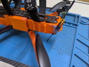 Маунт для FPV 8 дюймов рамы MARK4 V2 под антенну управления ELRS 915M/2.4G Gemini Xrossband (задняя часть)