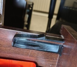 Замок от детей для верхних ящиков стола.