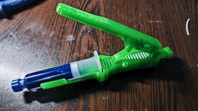 Диспенсер (давилка) для флюса