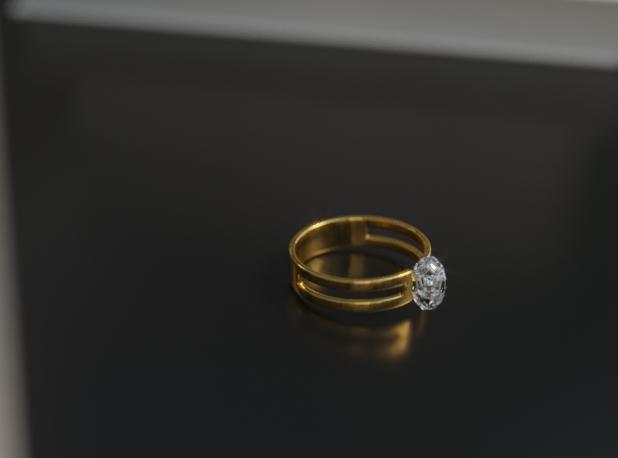 Кольцо золотое с камнем