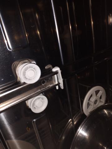 Заглушка направляющей корзины посудомоечной машины BEKO DWD 5414 W (1880580400), WHIRLPOOL, BAUKNECHT