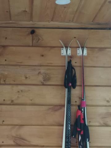 Крепление для лыж на стену