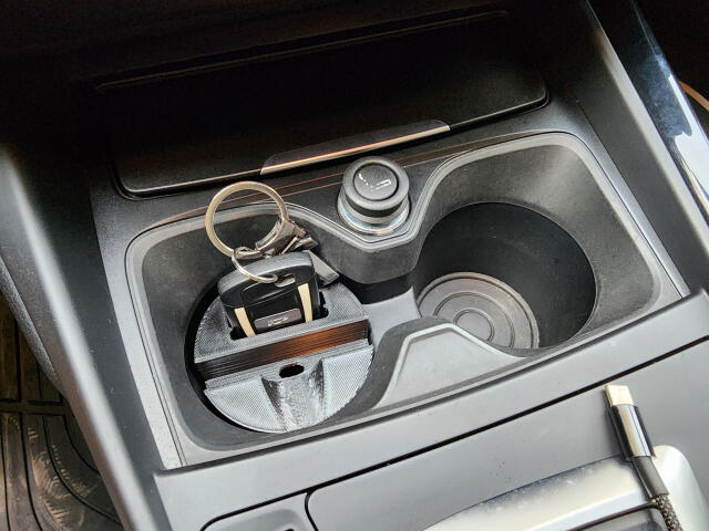Подстаканник под телефон и ключ BMW F30 F20