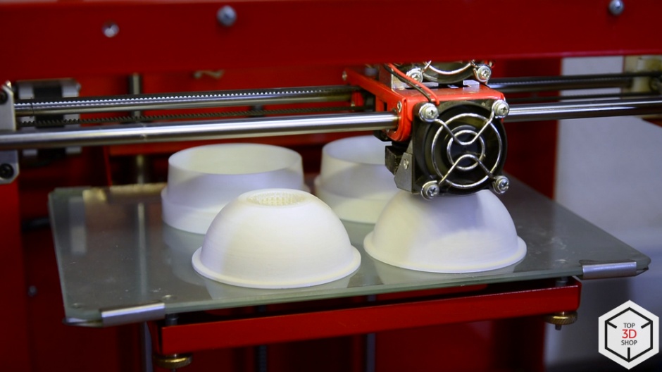 Люди, работающие с 3D-печатью и постоянно находящиеся рядом с печатающими п...