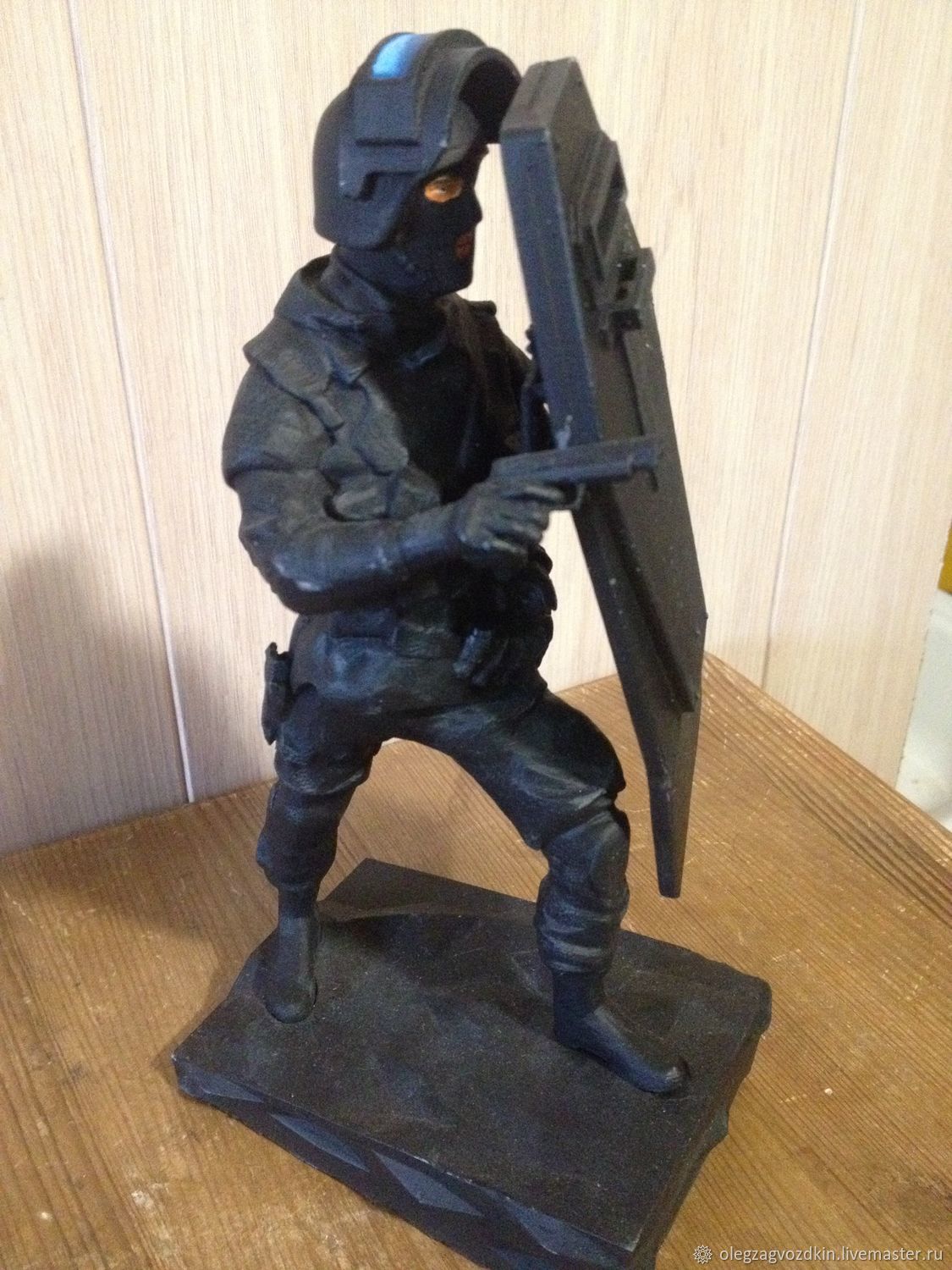 Разыскивается модель спецназовца со щитом и пистолетом...