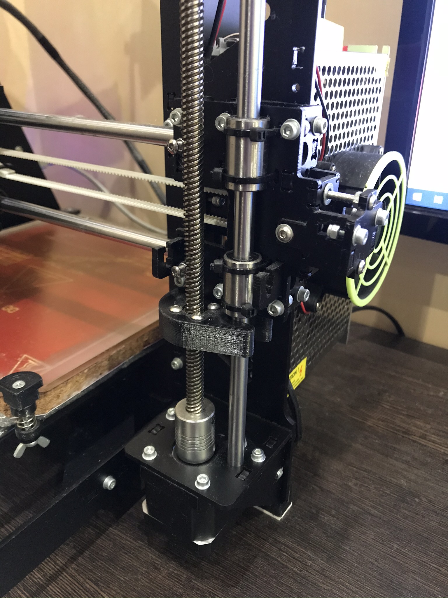 Продам Prusa i3 на стальной раме Продам Prusa i3 на стальной раме