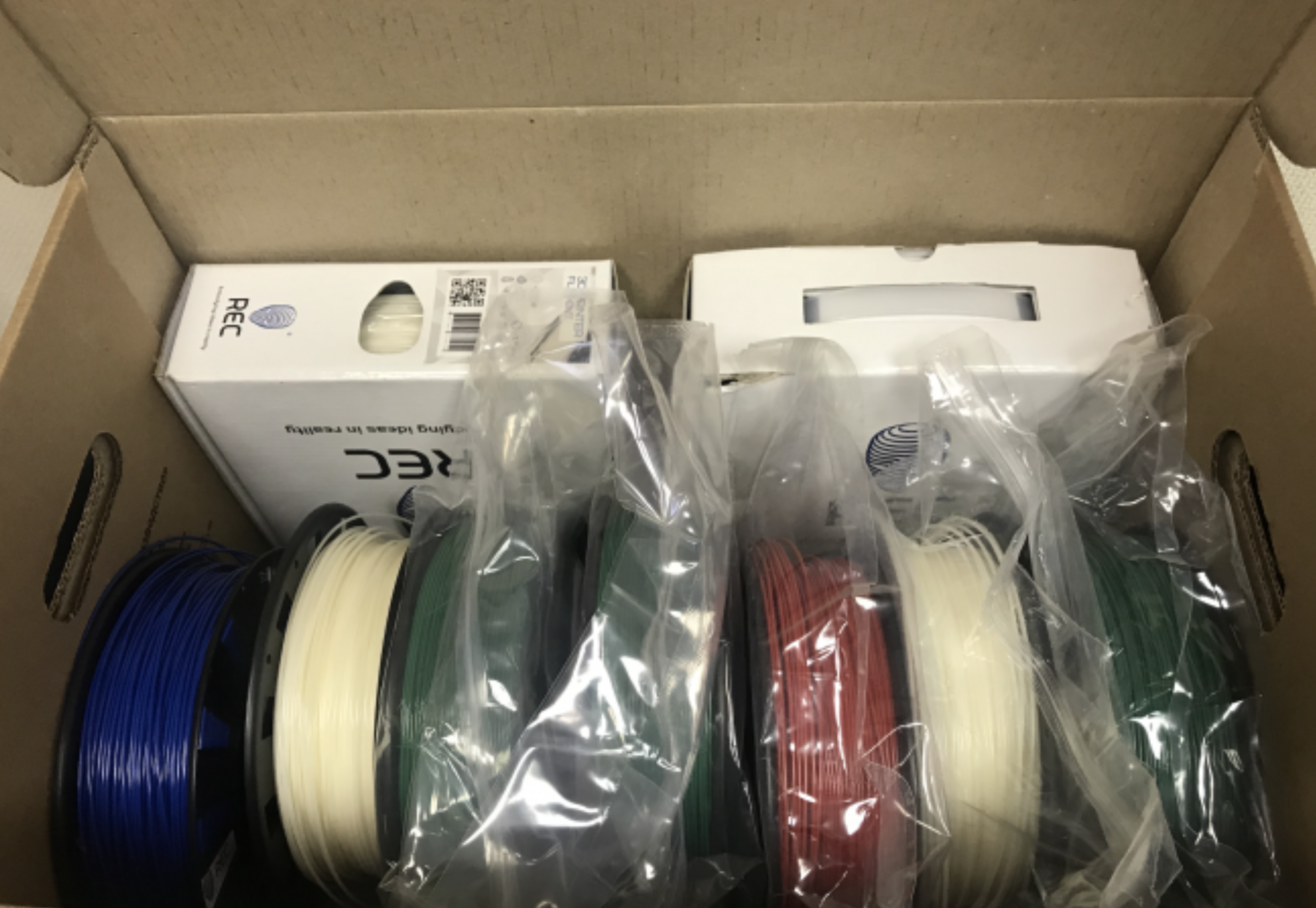 9 катушек ABS пластика REC 1.75мм 750 грамм (4 - Белых, 3 - Зеленых, 1- Красный, 1- Синий)