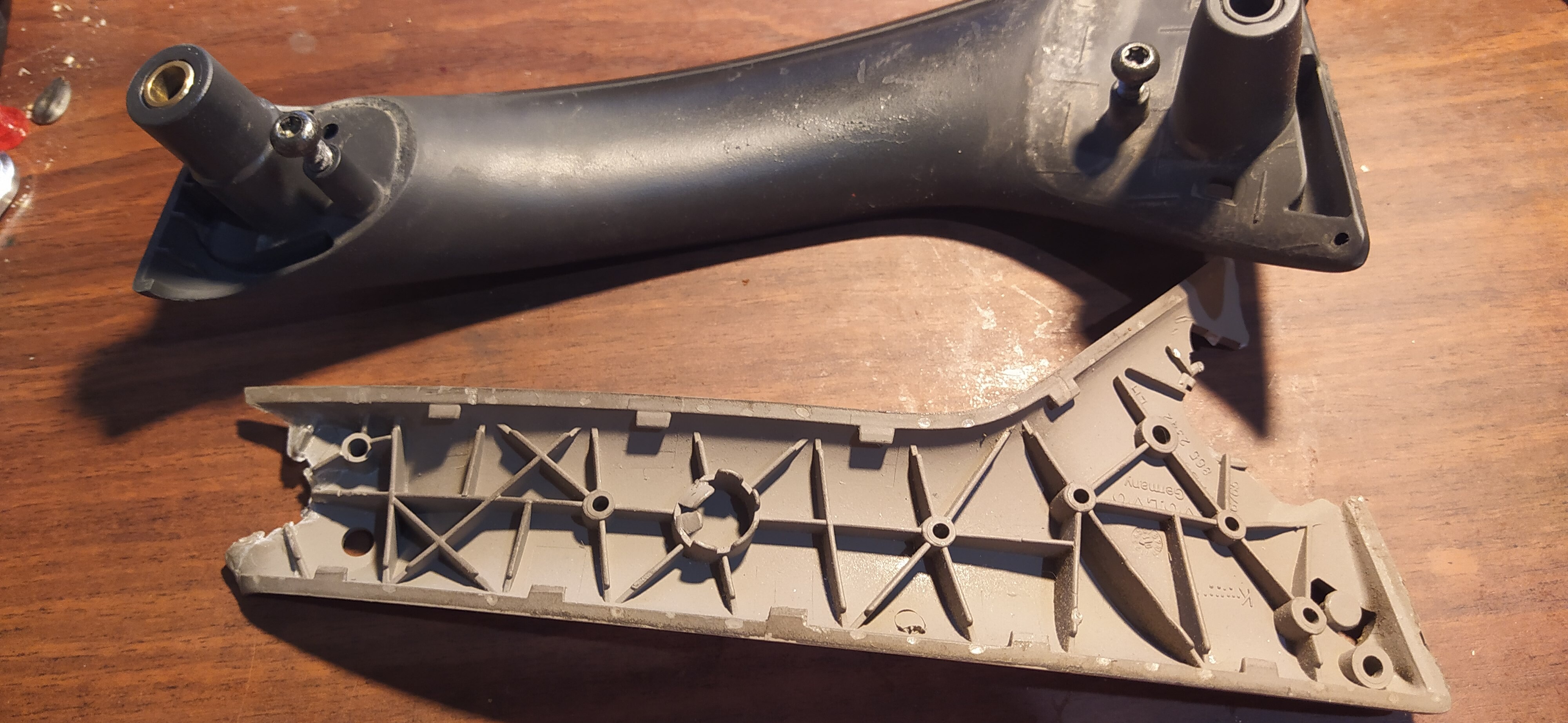 Нужно модель ручки втнутренней volvo v70xc 2001 года. Оригинал сломан.