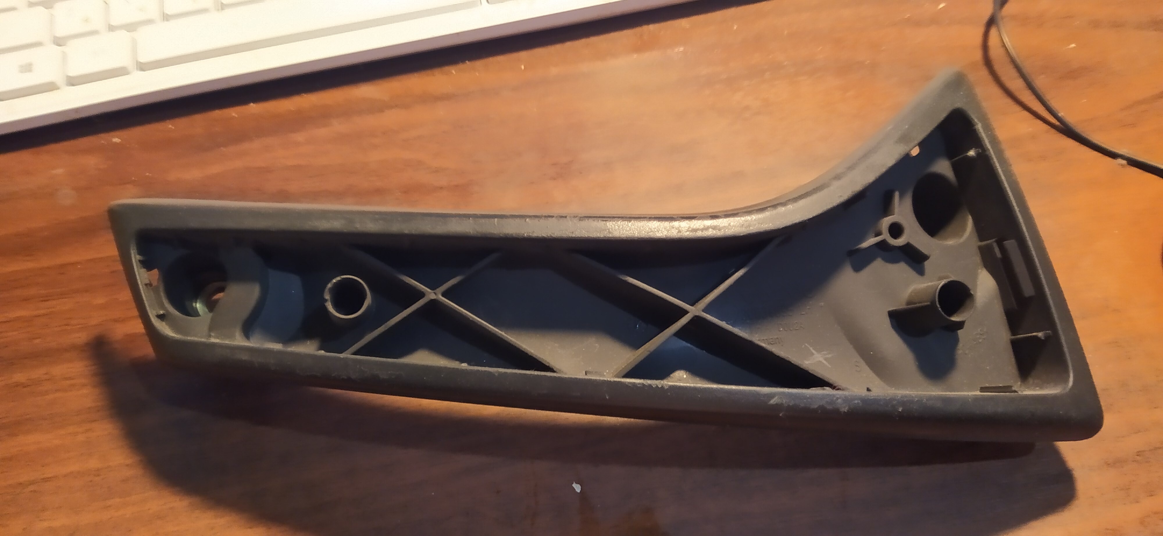 Нужно модель ручки втнутренней volvo v70xc 2001 года. Оригинал сломан.