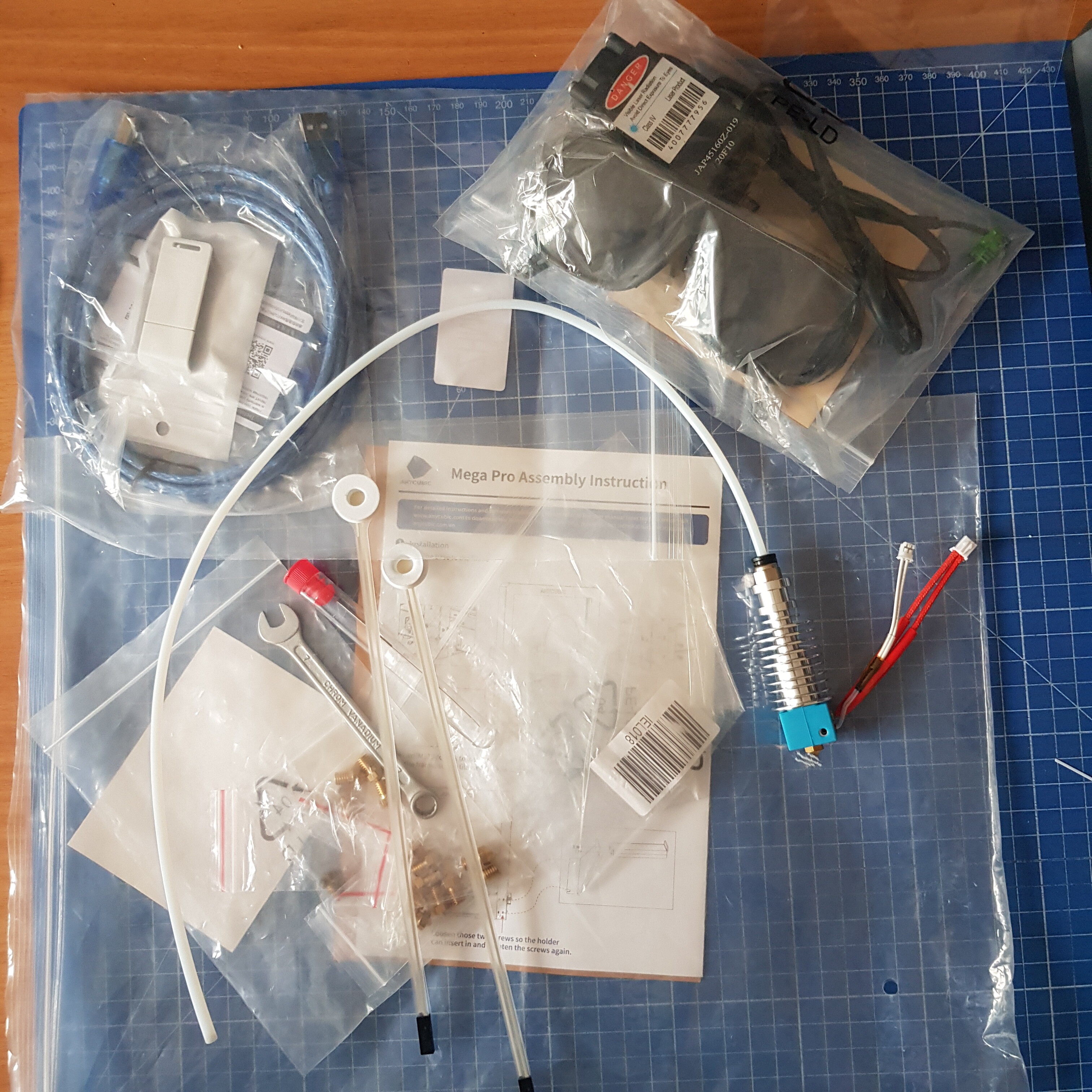 Продам ANYCUBIC Mega Pro, + стол с подогревом + лазерный гравер