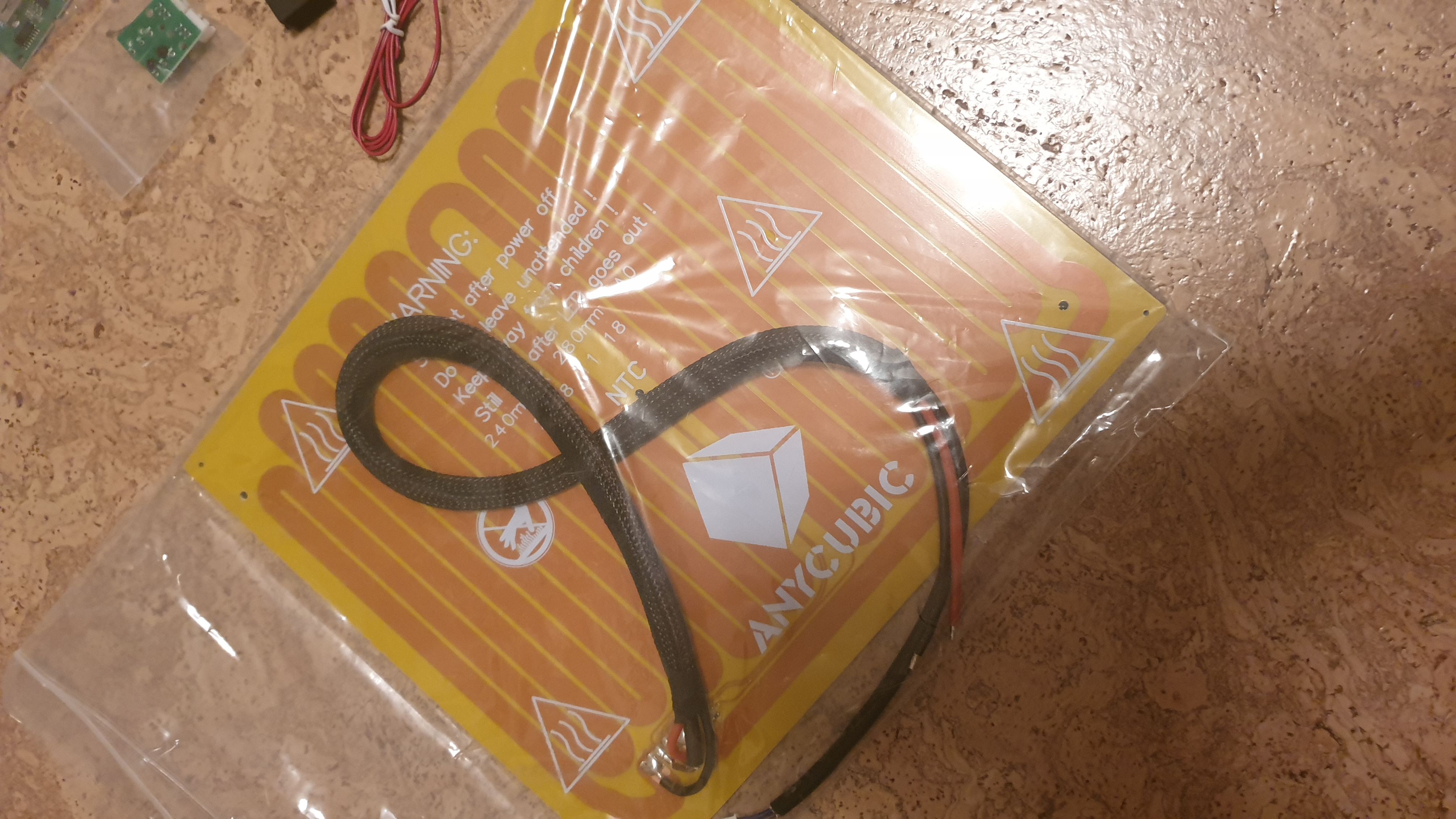 Продаю Anycubic 4Max Pro в идеальном состоянии (новый стол) + запчасти