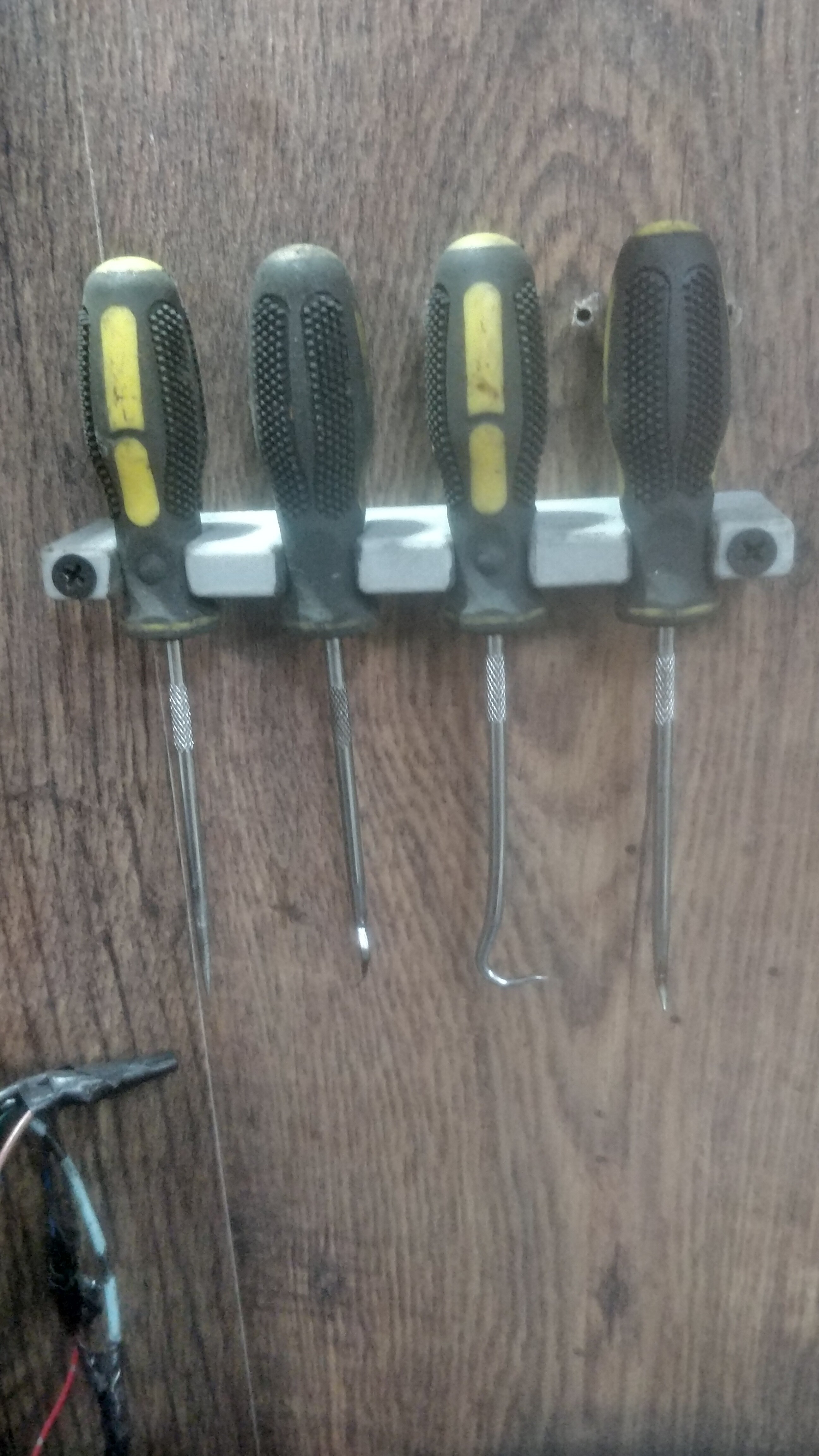 Крепеж для шил на стену