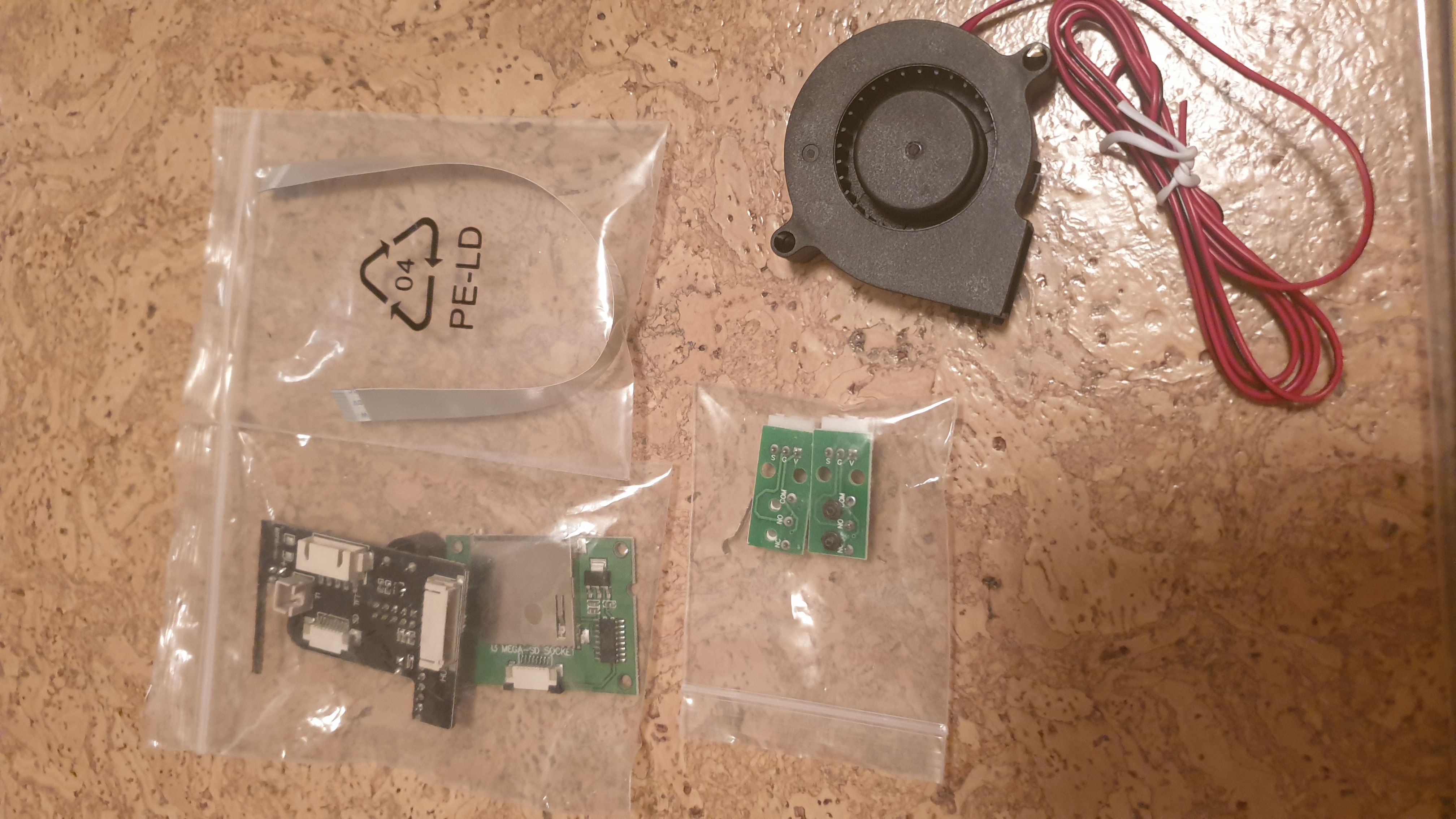 Продаю Anycubic 4Max Pro в идеальном состоянии (новый стол) + запчасти