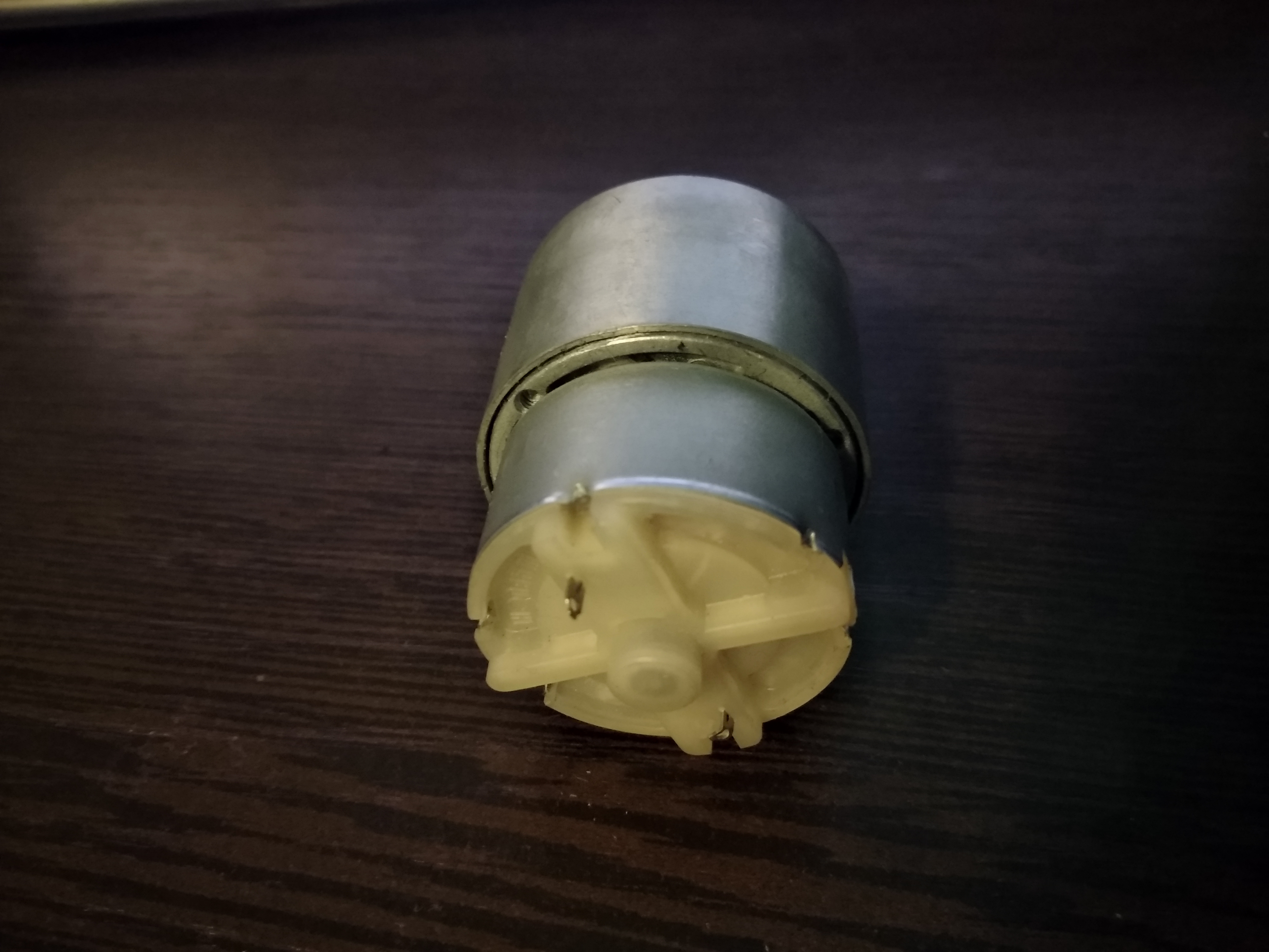 Электромотор с редуктором (12В, 70 об/мин)