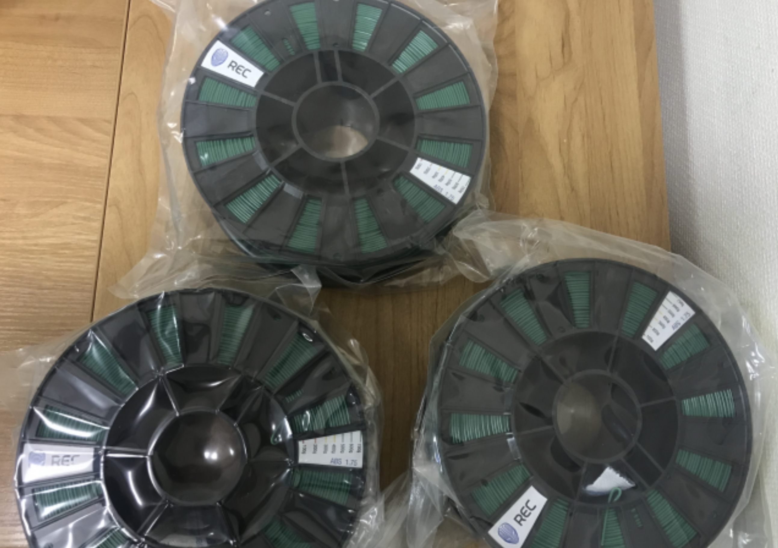 9 катушек ABS пластика REC 1.75мм 750 грамм (4 - Белых, 3 - Зеленых, 1- Красный, 1- Синий)