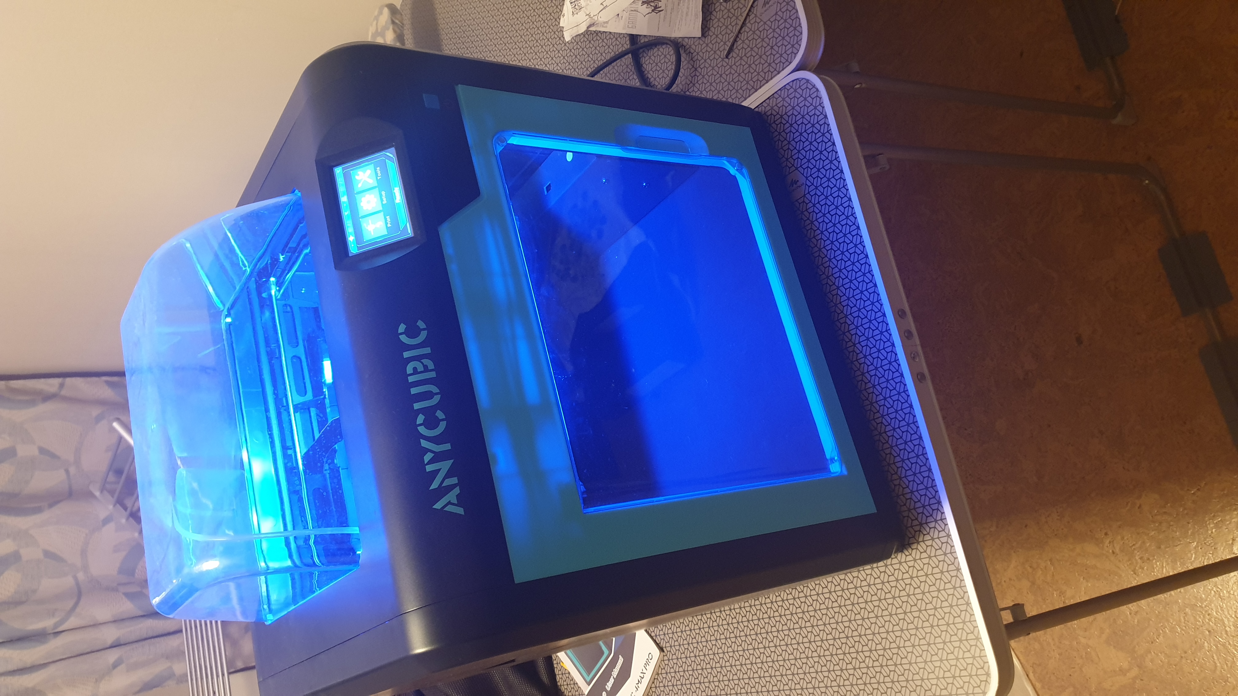 Продаю Anycubic 4Max Pro в идеальном состоянии (новый стол) + запчасти