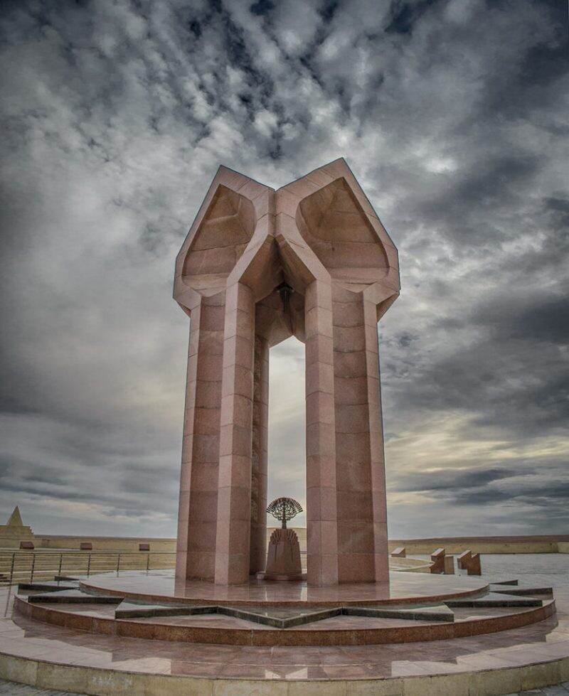 Срочно нужно смоделировать по фото монумент