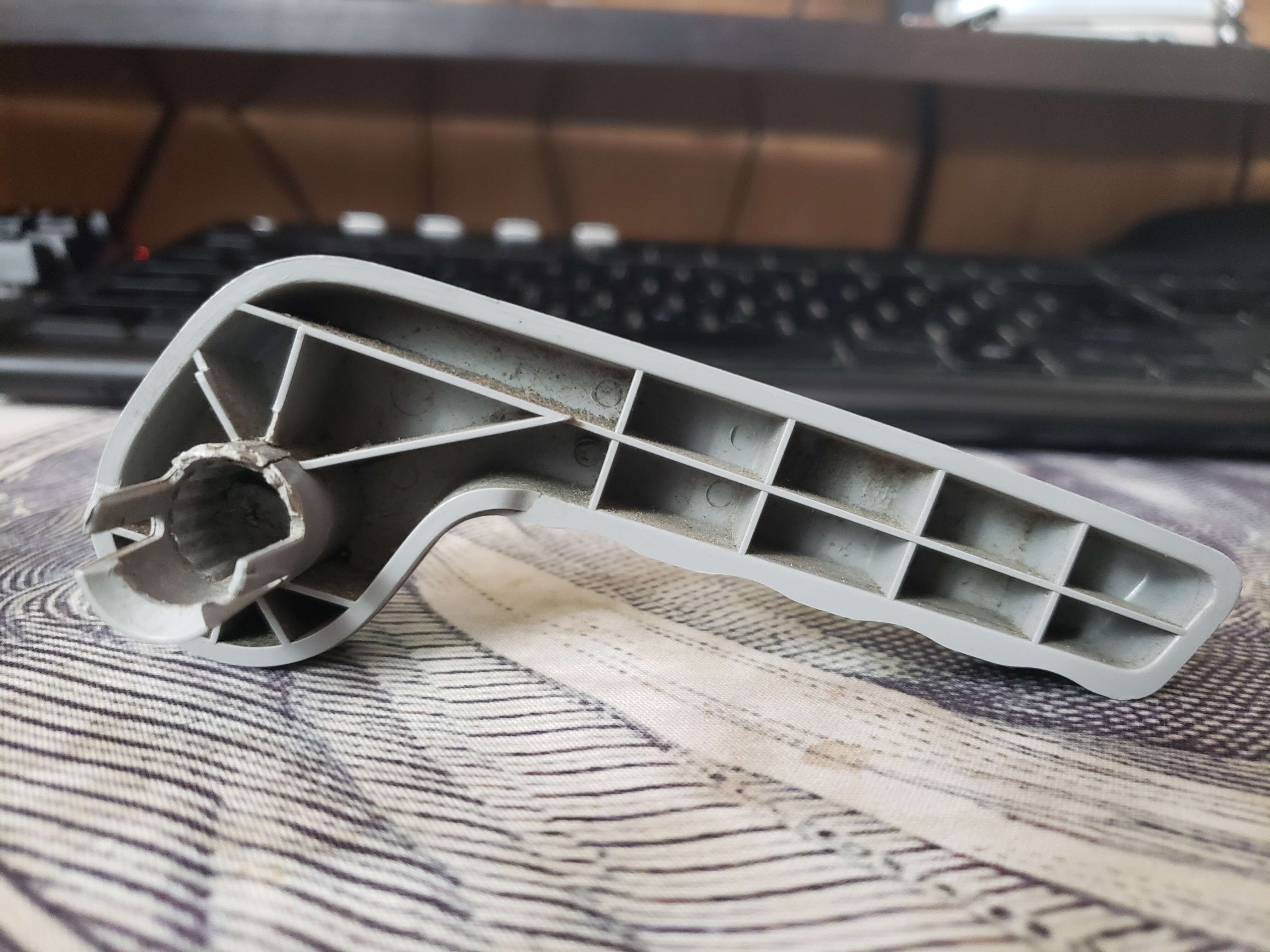 нужна модель ручки спинки седенья для Lincoln Aviator 2005. нужна модель ручки спинки седенья для Lincoln Aviator 2005.