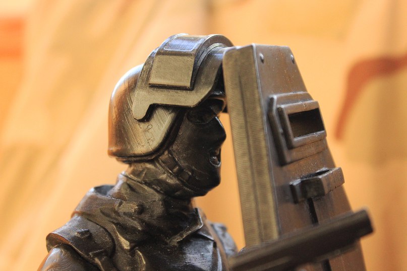 Разыскивается модель спецназовца со щитом и пистолетом...