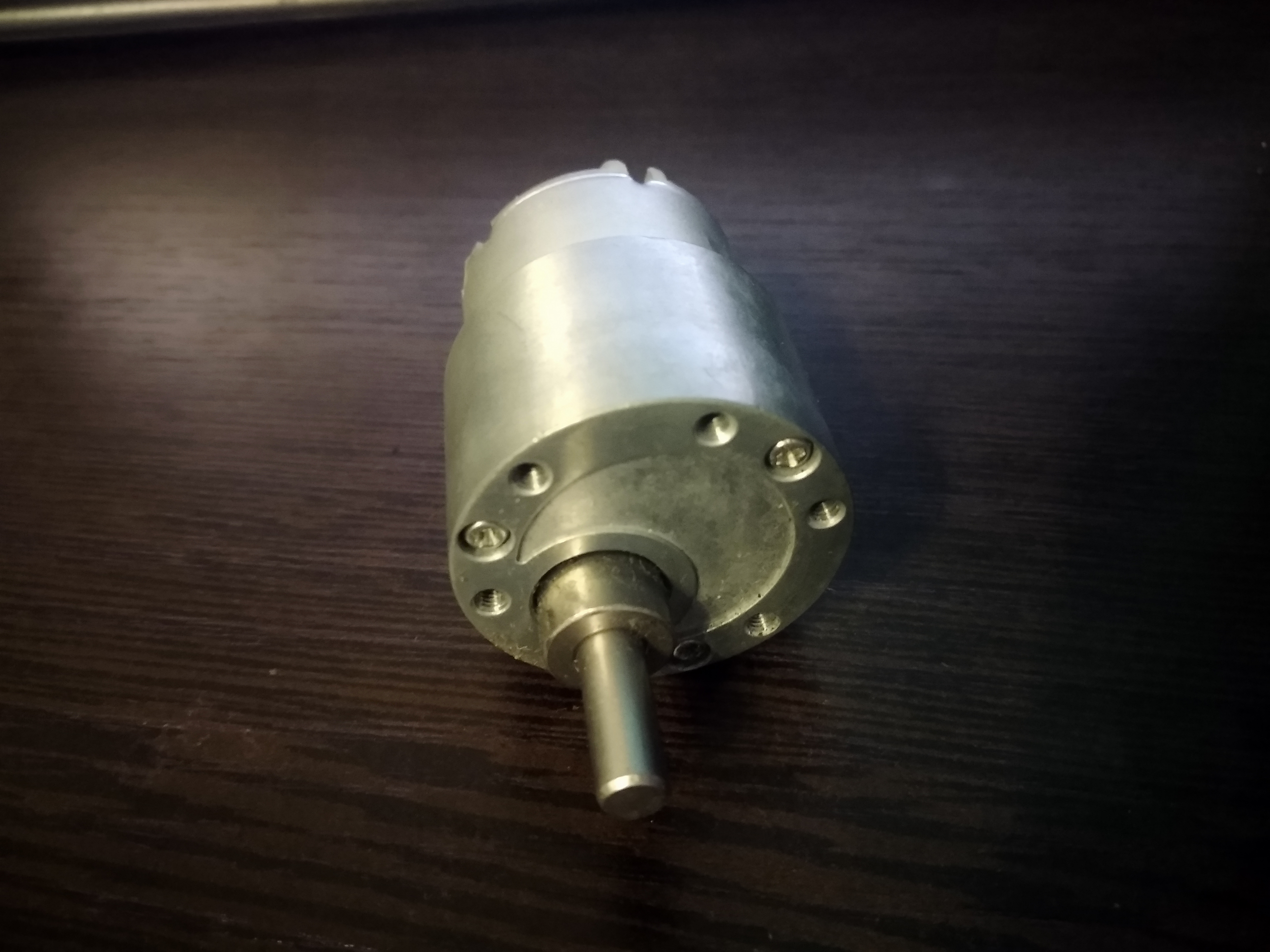 Электромотор с редуктором (12В, 70 об/мин)