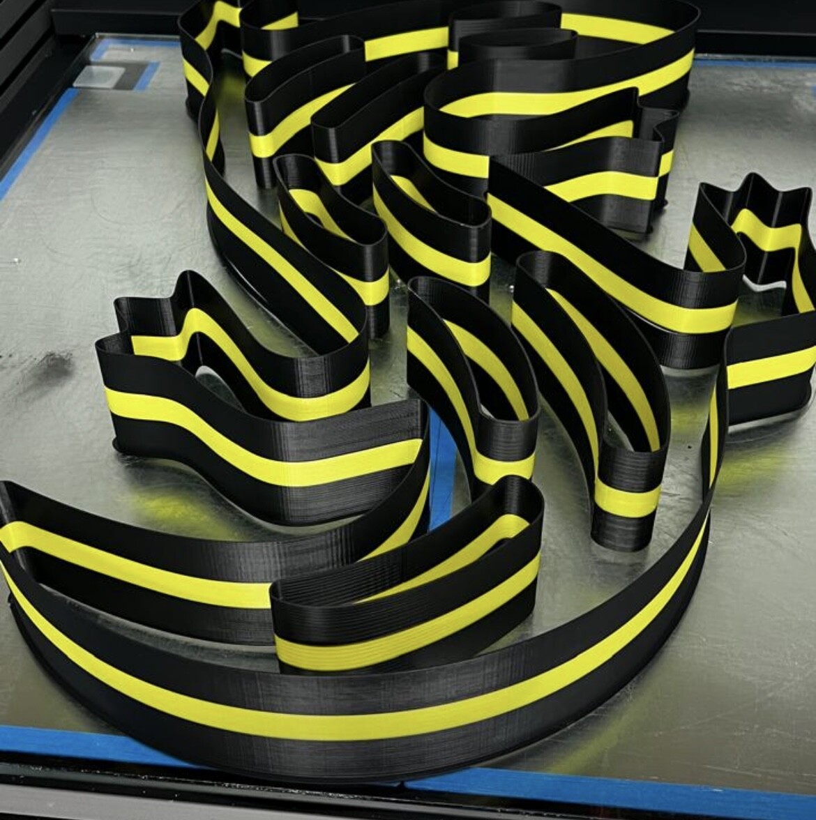 Изготовить борт ,двухцветный, для логотипа