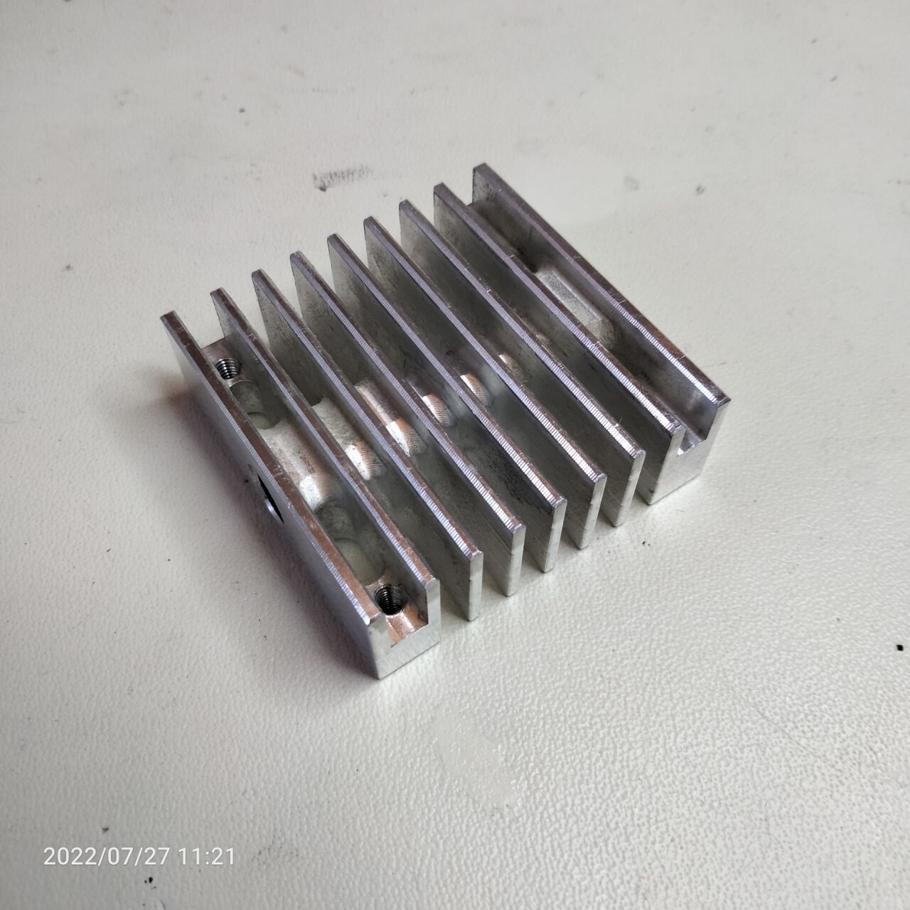 Продам радиатор ZAV/UNI под резьбовые термобарьеры V6