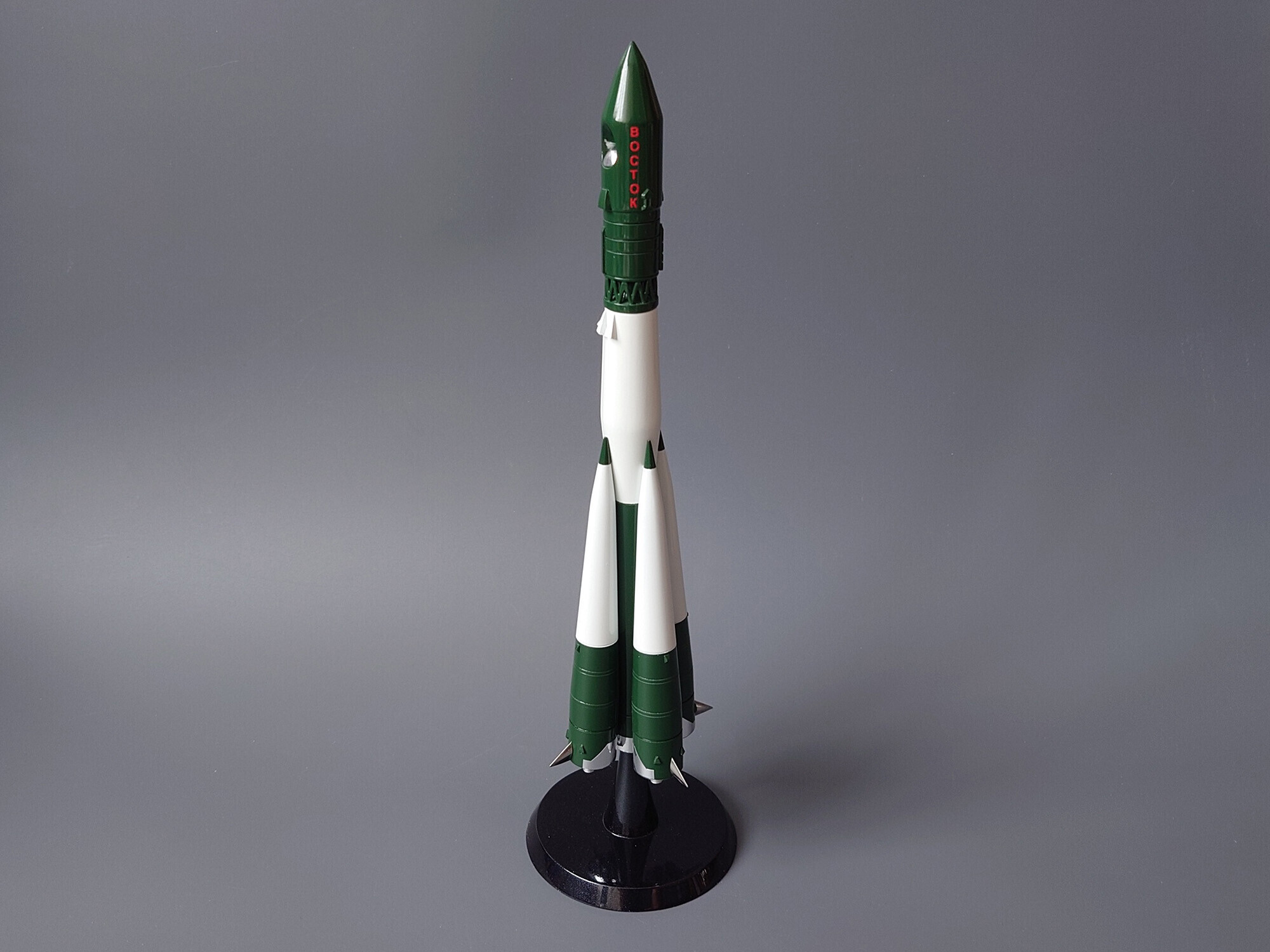 Напечатать модель ракеты Восток и покрасить, полачить.