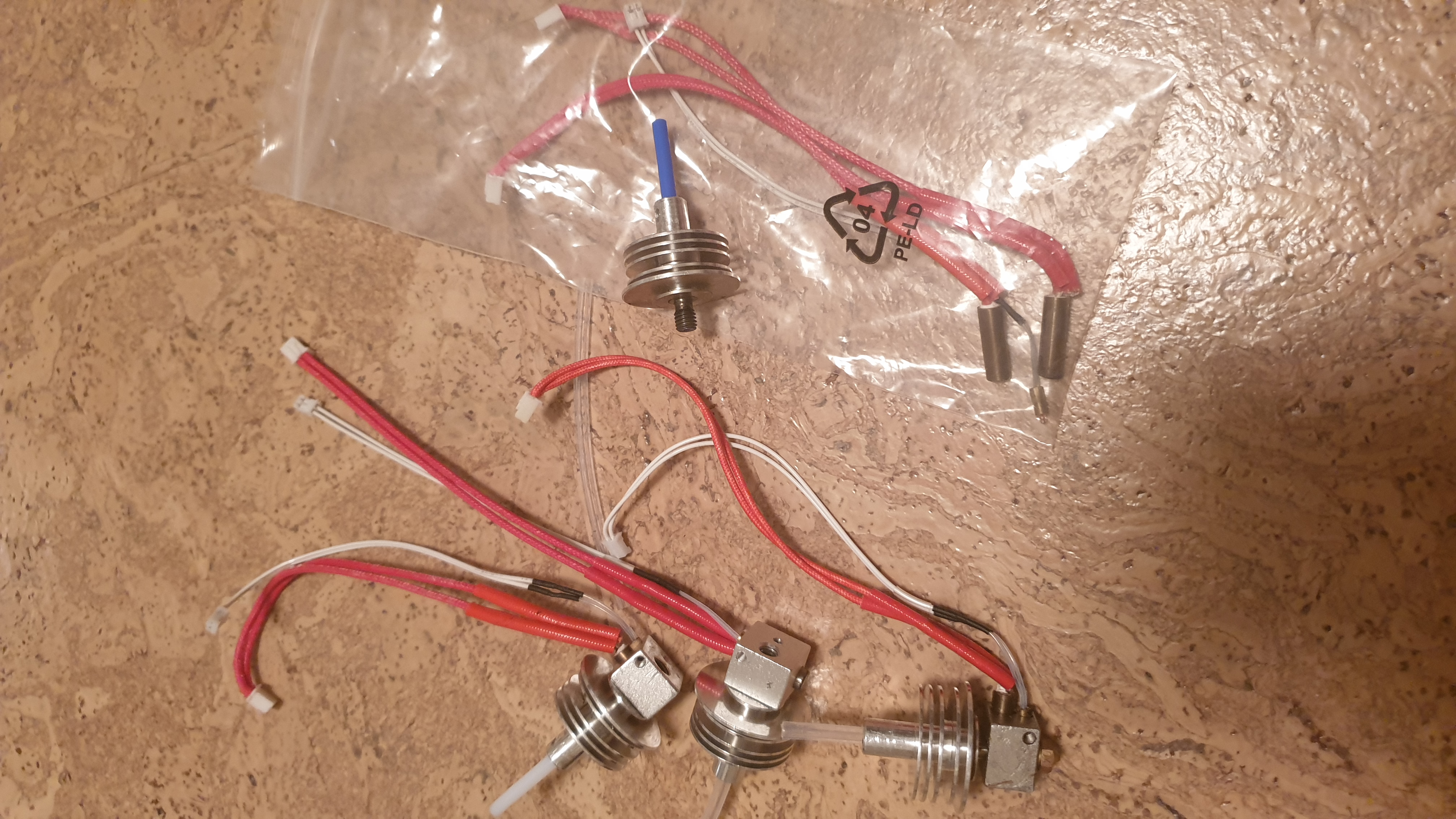 Продаю Anycubic 4Max Pro в идеальном состоянии (новый стол) + запчасти