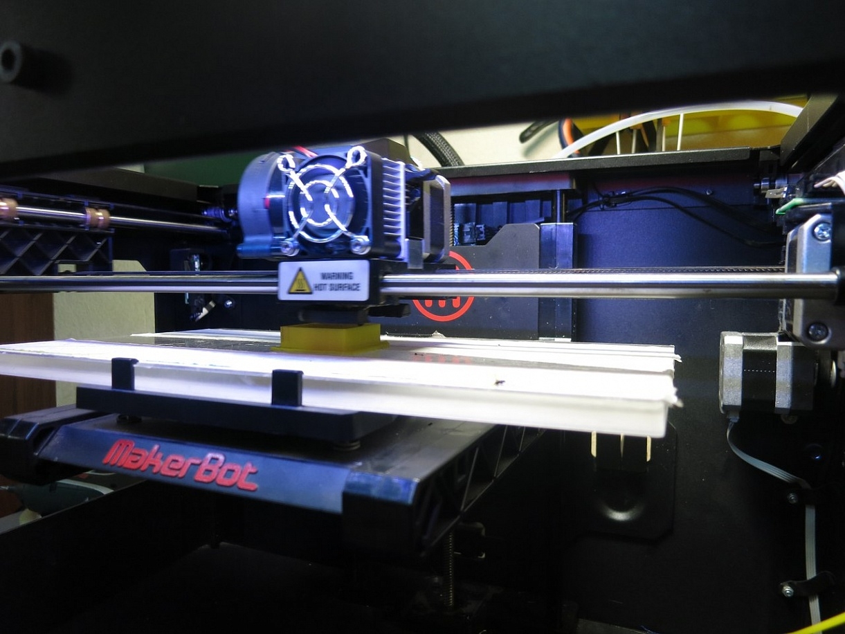 Продаем MakerBot Replicator 2