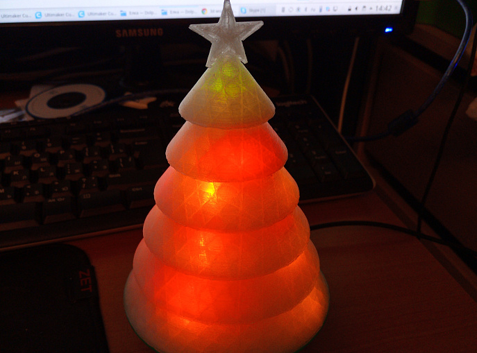 Yanıp sönen Noel ağacı (Plastik Aparattır!!!)