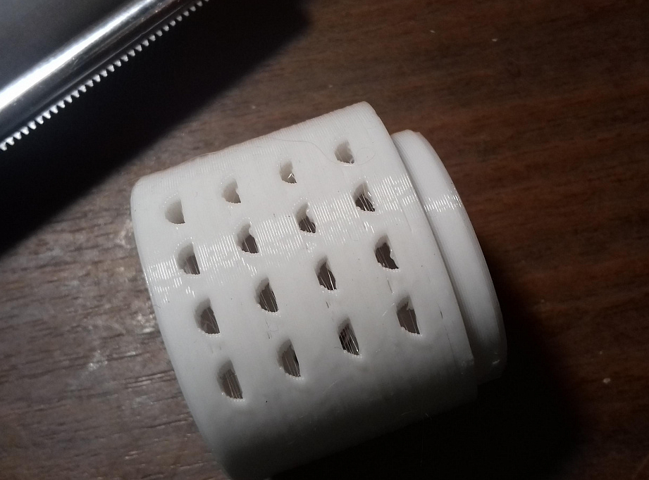 Bir okul mikroskobunun kalıntılarından mikro matkap (Plastik Aparattır!!!)