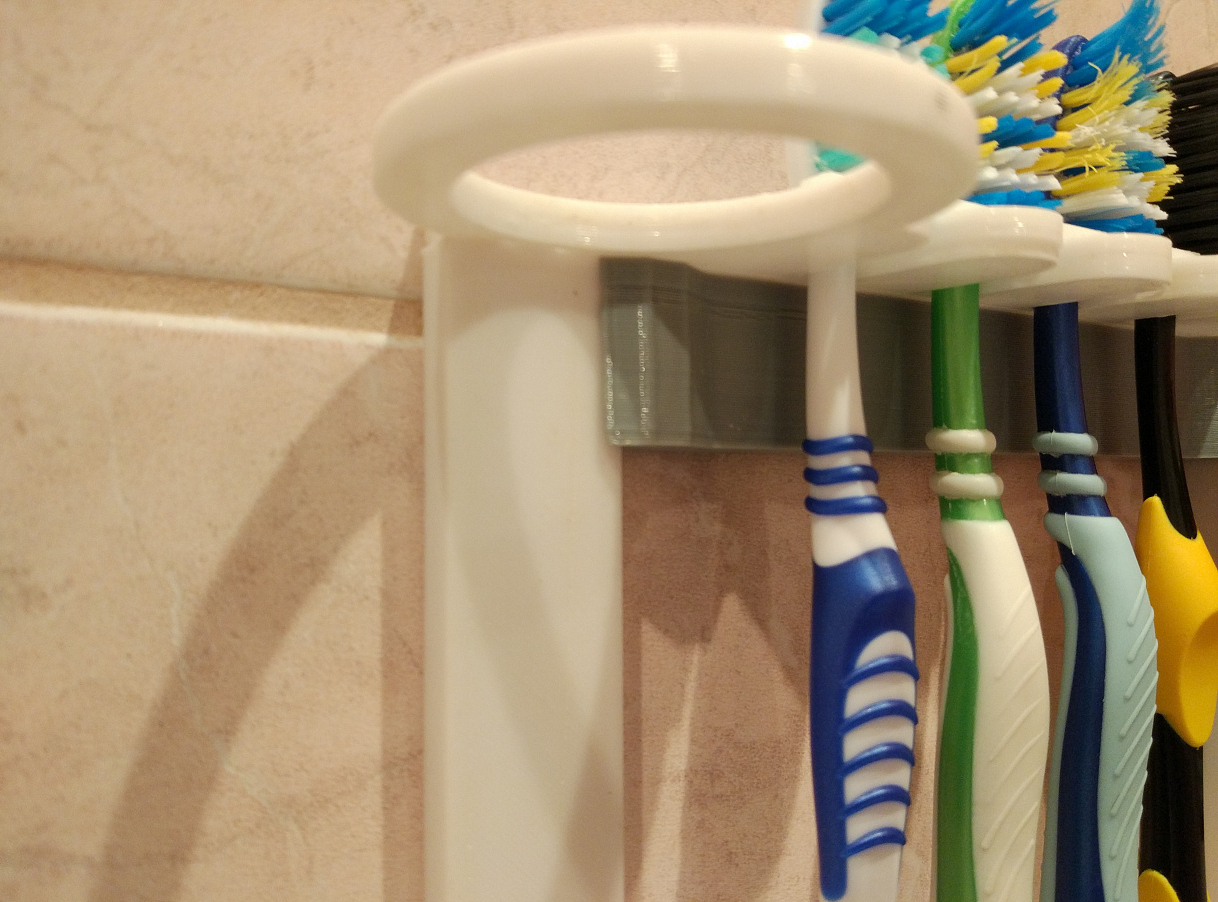 Diş fırçaları ve diş macunu için tutucu. (Plastik Aparattır!!!)