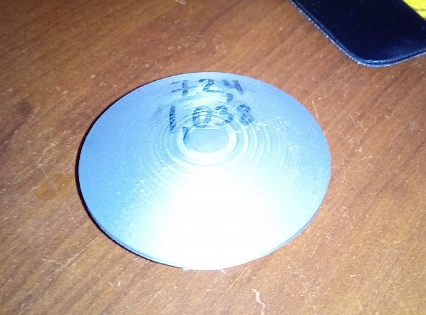 Bir araba jantının orta deliği için tapa. (Plastik Aparattır!!!)