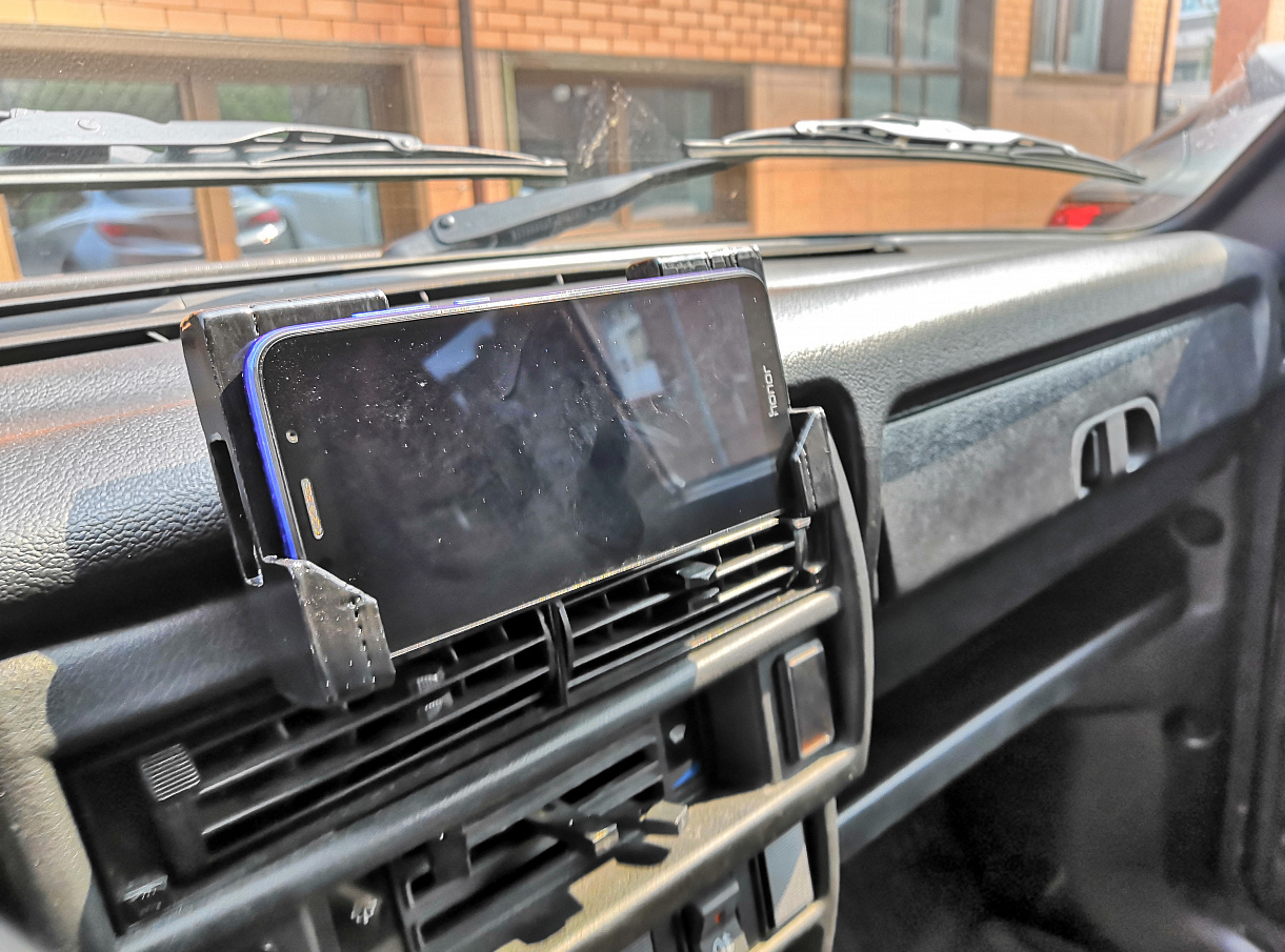 LADA 4x4 3D ve 5D için telefon tutucusu (Plastik Aparattır!!!)