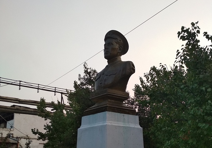 Смоделировать бюст по фотографии памятника