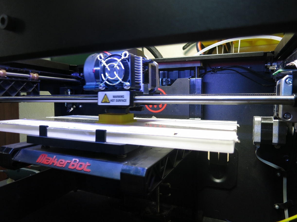 Продаем MakerBot Replicator 2