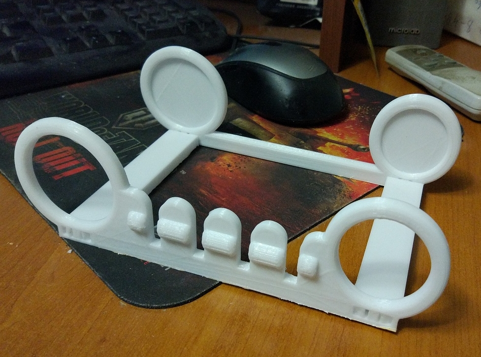 Diş fırçaları ve diş macunu için tutucu. (Plastik Aparattır!!!)